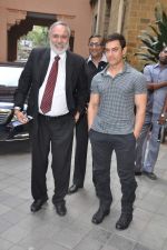 Aamir Khan at Kem Hospital in Mumbai on 27th Jan 2013 (12).JPG